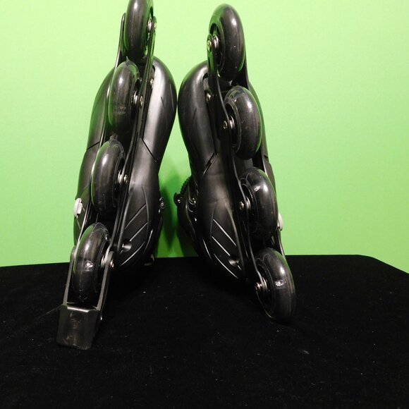 ADJUSTABLE INLINE SKATES FOR GIRLS AND BOYS LIGHT UP WHEELS - Picture 2 of 4